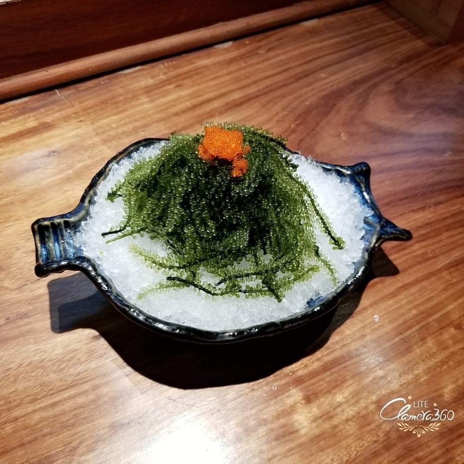 Hãy thử một trong những món salad truyền thống của Nhật Bản, chúng được pha trộn từ các loại rau cải xanh tươi ngon, thái thành từng lát mỏng và ăn kèm với các thành phần khác như rong biển và thịt cá tươi. Hương vị tuyệt vời và phản chiếu phong cách ẩm thực tinh tế của Nhật Bản.